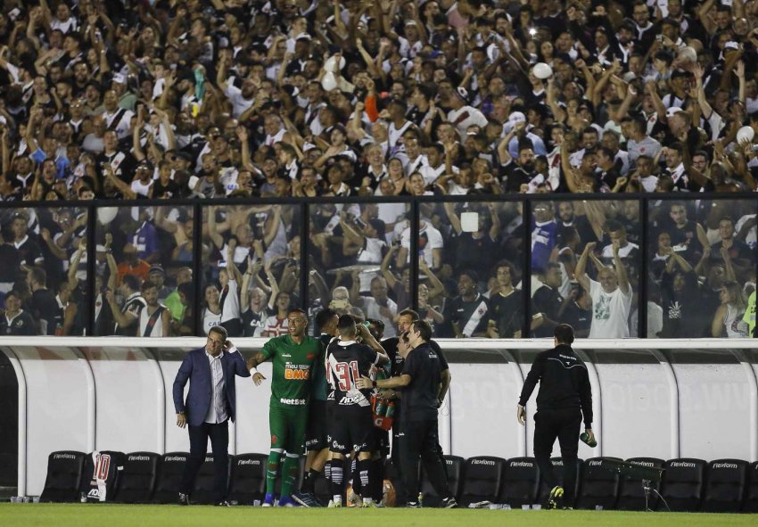 Vasco vence Ceará com São Januário lotado e pula fora do Z4