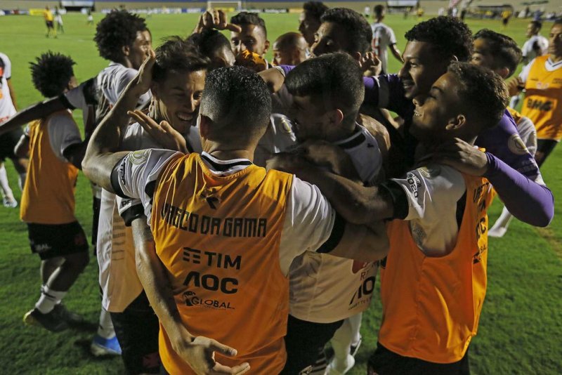 Vasco fecha o turno com vitória fora de casa contra a Chapecoense